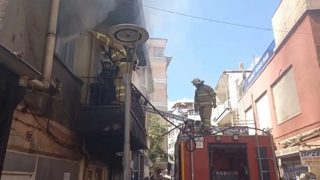 İtfaiye eri, yaşlı adamı sırtında taşıyıp, alevlerin arasından kurtardı