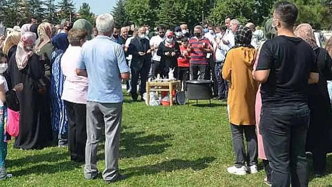 Beyşehir Kadın Kolları'ndan vatandaşlara aşure ikramı