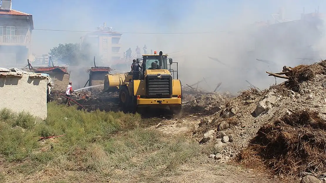 Karapınar'da çıkan yangın çevresindeki evlere yayılmadan söndürüldü