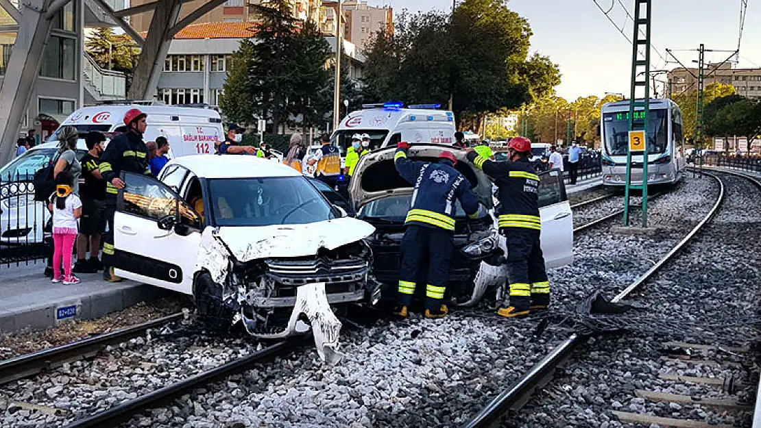 Konya'da 2 otomobil çarpışarak tramvay yoluna girdi: Yaralılar var