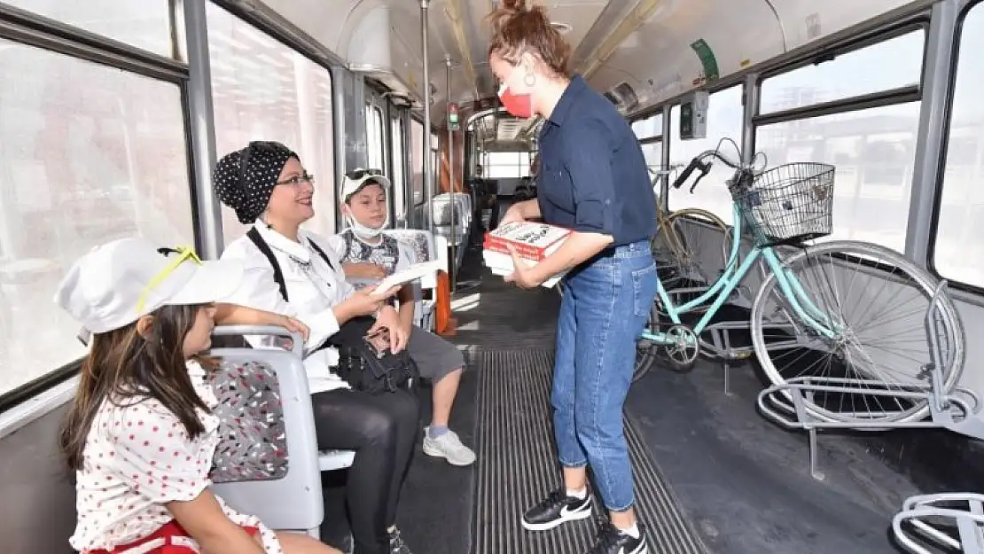 Konya'da tramvaylarda kitap sürprizi