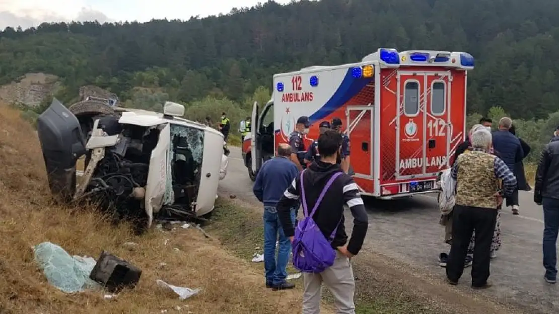 Tırla çarpışan işçi servisi yan yattı: 13 yaralı