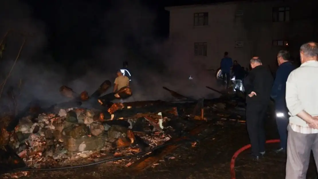 Yangında 2 ahır, 1 ambar ve 2 garaj yeri kül oldu