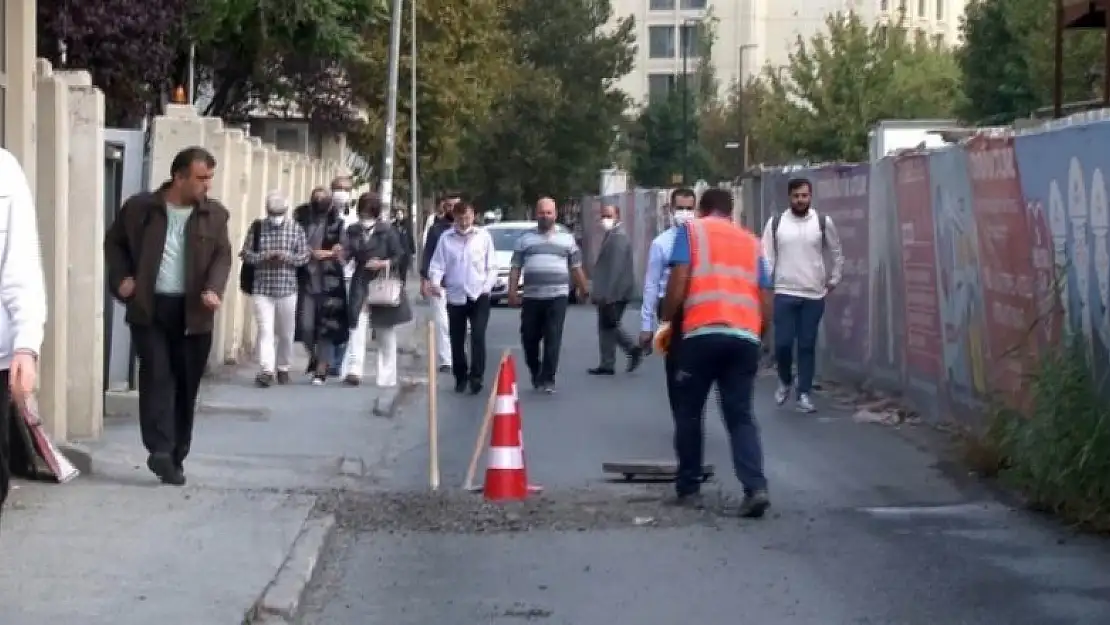 Bahçelievler'de yol çöktü, vatandaşlar yürüyerek işe gitmek zorunda kaldı