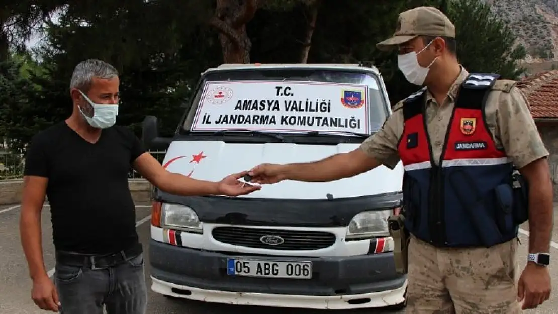 Anahtarı üstünde olan pikabı çalınan çiftçiyi jandarma sevindirdi