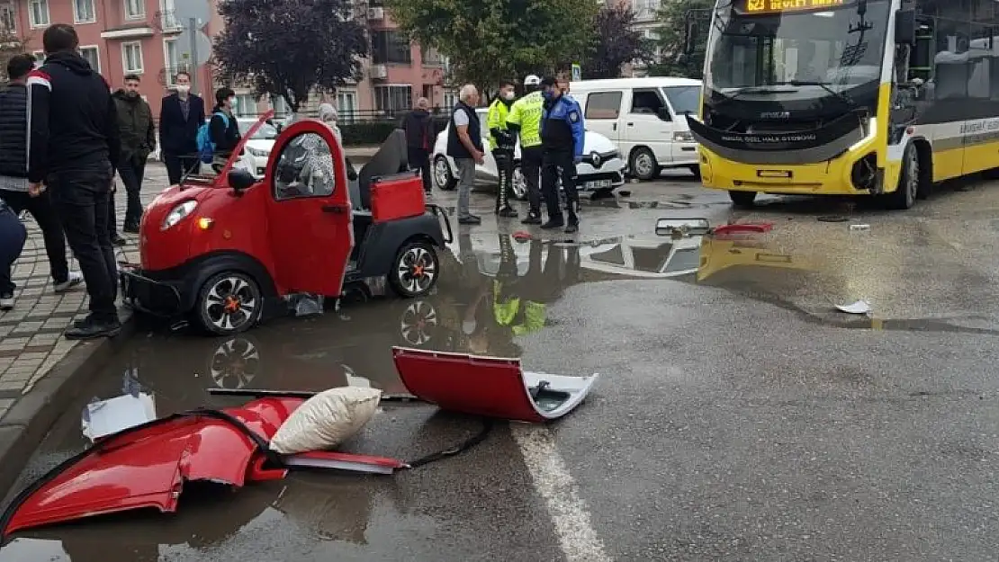 Halk otobüsü ile elektrikli araç çarpıştı: 3 öğrenci yaralandı