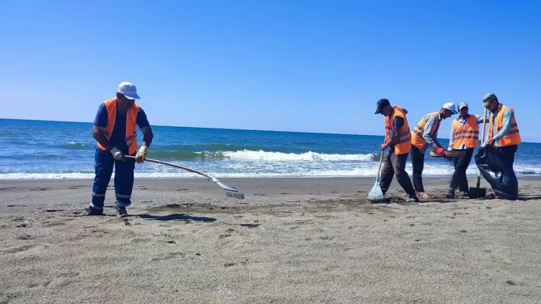 Hatay sahilinde petrol atıklarını temizleme çalışmaları sürüyor