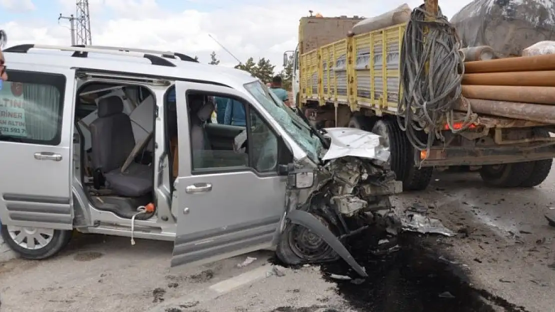 Konya'da hafif ticari araç ile iş makinesi çarpıştı: 4 yaralı