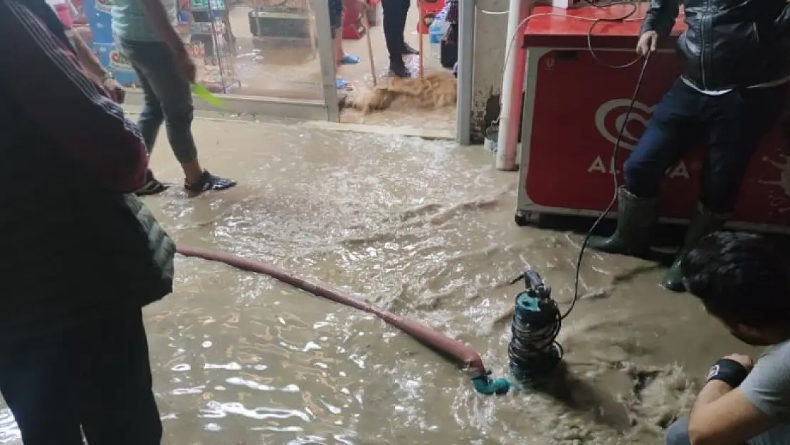 Van'da sağanak sele neden oldu, ev ve dükkanlar su altında kaldı