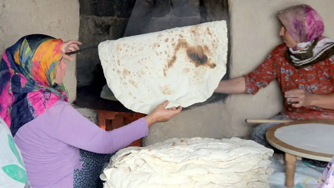 Konya'da kadınlar imece usulü ile kışlık ekmek yapıyor