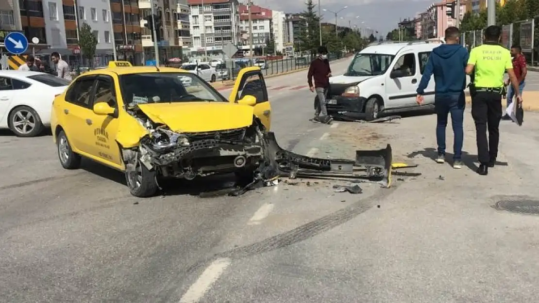 Hafif ticari araç ile ticari taksi çarpıştı: 2 yaralı