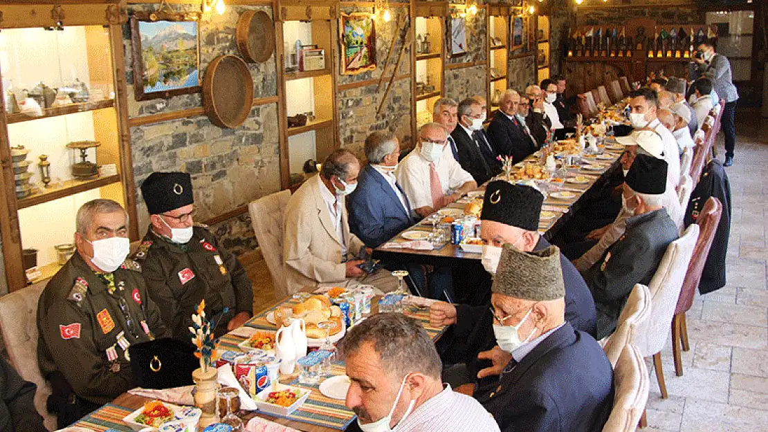 Kaymakam Deniz Pişkin gaziler onuruna yemek verdi