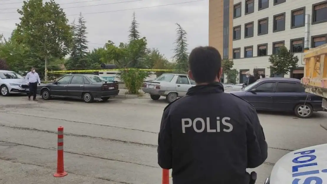 Hastanenin önünde oturan doktorun bacağına bıçak sapladı