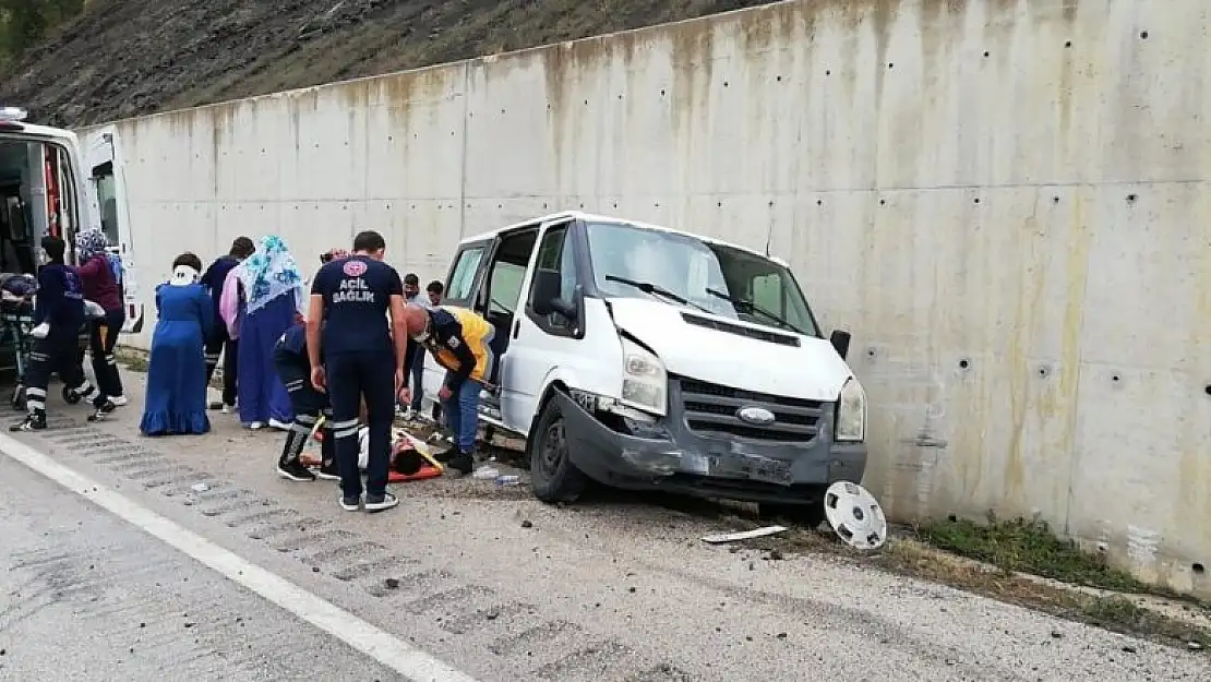 Minibüs istinat duvarına çarptı: 6'sı çocuk 10 yaralı