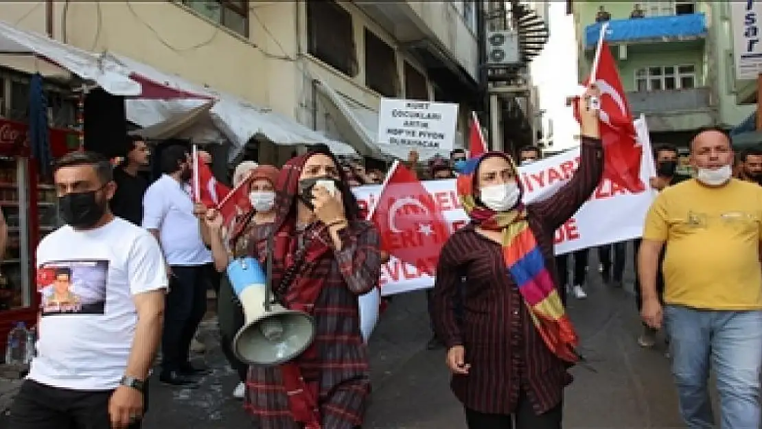 Hakkari'de çocukları dağa kaçırılan aileler HDP İl Başkanlığı önünde eylem yaptı