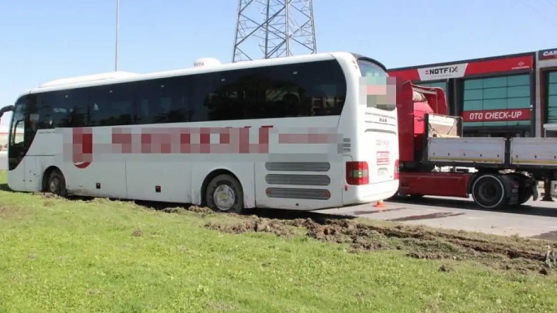 15 yolcunun bulunduğu otobüs kamyonetle çarpıştı, 1 kişi yaralandı