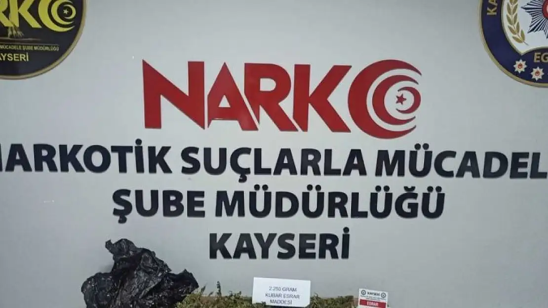 Yolcu otobüsüne uyuşturucu operasyonu: 2 kilo kubar esrar ele geçirildi