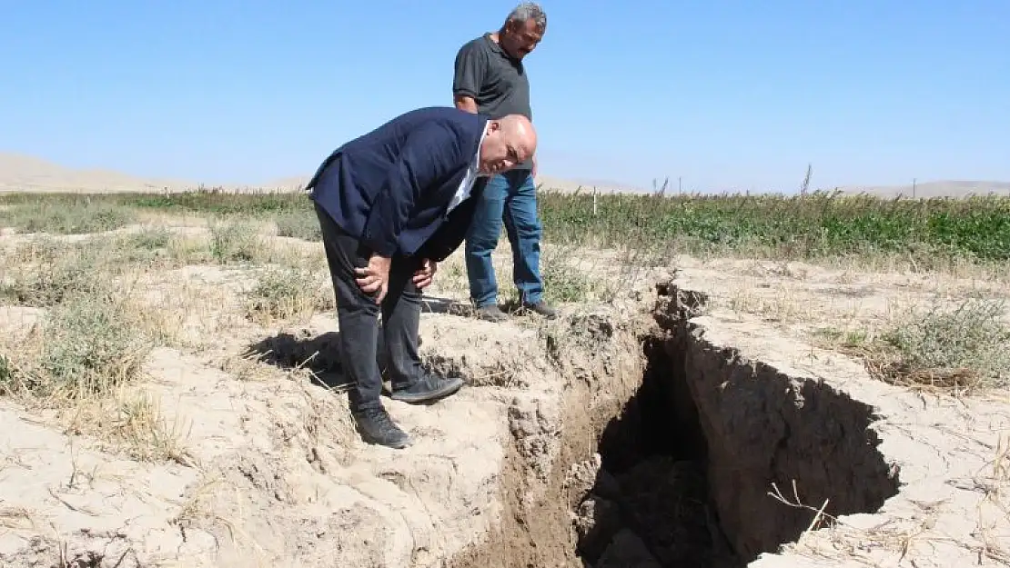 Konya'da görünen yüzey yarıkları Karaman'da da oluştu