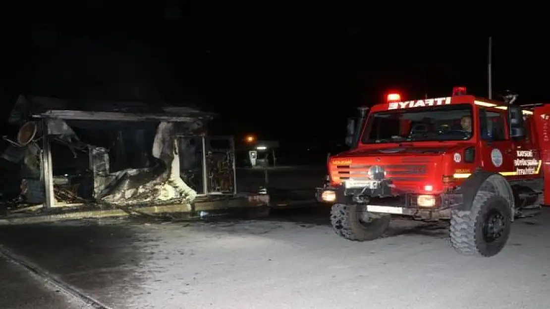 İşten çıkarılan kepçe operatörü iş makinesi ve güvenlik kulübesini yaktı