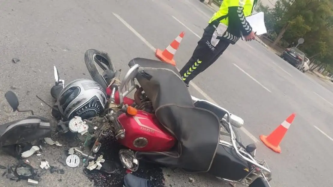 Konya'da motosiklet otomobille çarpıştı