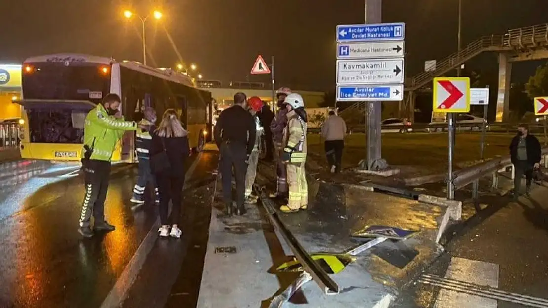 Halk otobüsü kaza yaptı, otobüse bariyer saplandı:1'i ağır 4 yaralı