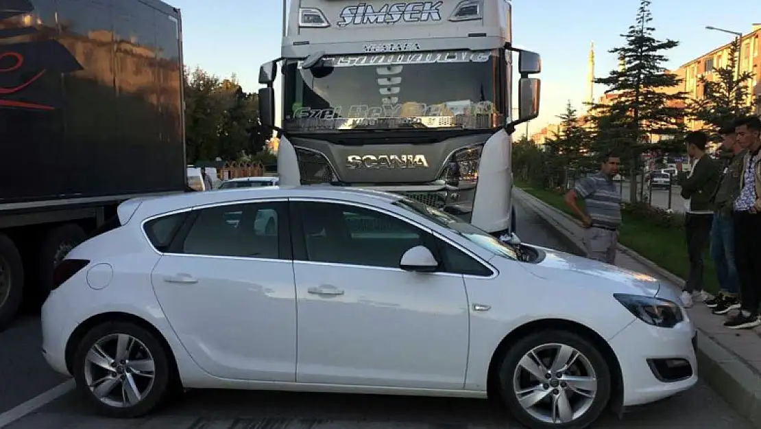 Konya'da tırın çarptığı otomobili 43 metre sürükledi