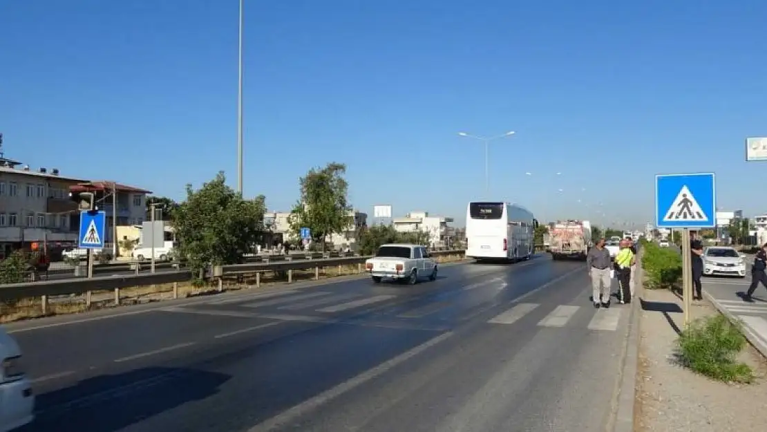 Minibüsten indi otomobilin altında kaldı