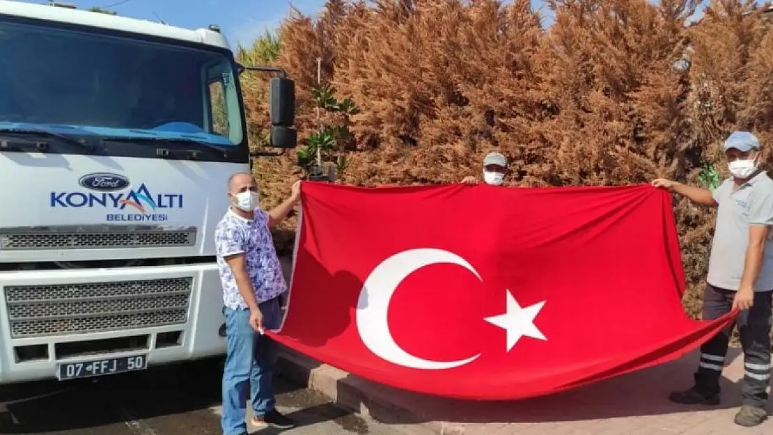 Temizlik personeli, çöpte bulduğu Türk Bayrağı'nı evinin balkonuna astı