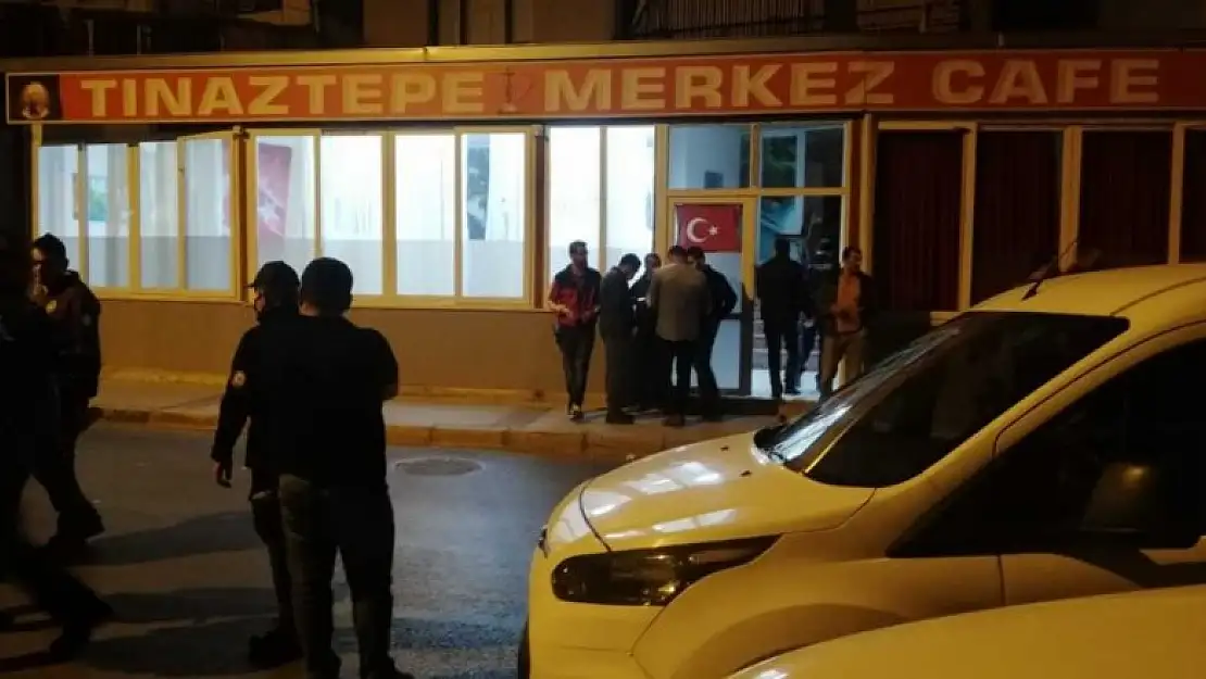 Kafeye ateş açan saldırganı bekçiler etkisiz hale getirdi