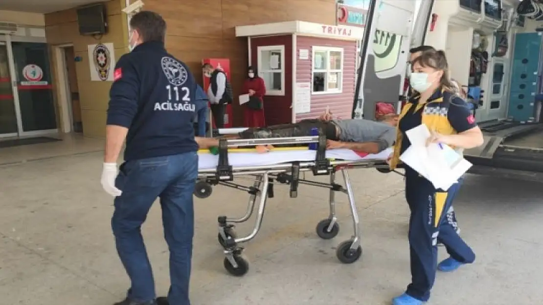 Akıma kapılan işçinin üzerini toprakla örterek ambulans beklediler