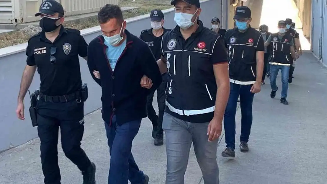 Adana'da torbacı operasyonunda 3 kişi tutuklandı