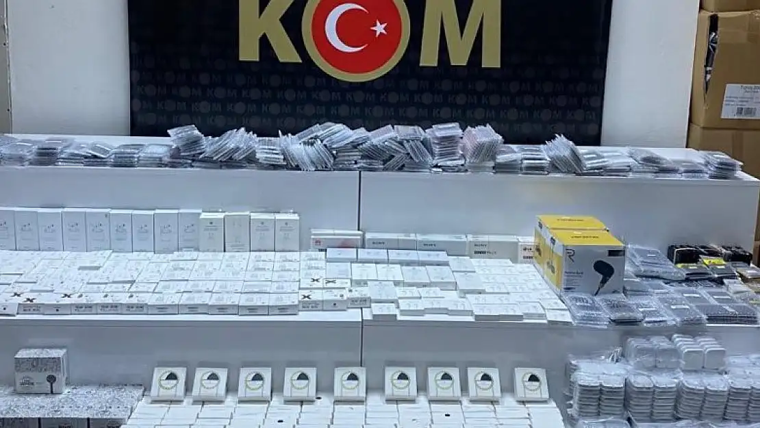 Samsun'da 2 bin 113 adet kaçak telefon aksesuarları ele geçirildi