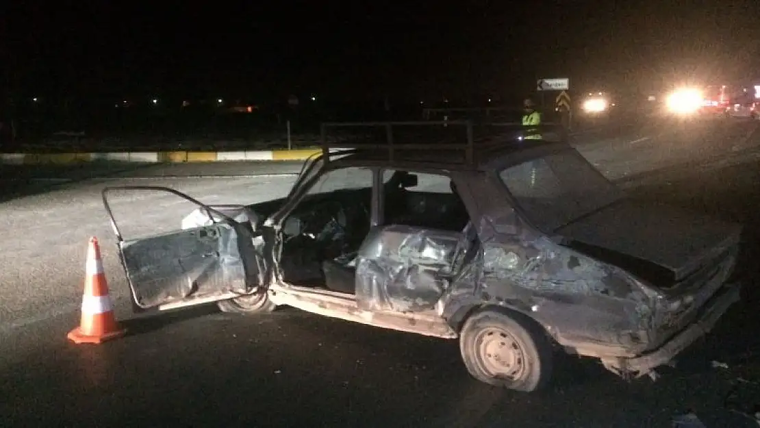 Konya'da yakıtı biten otomobili itmeye çalışan iki kişiye tır çarptı