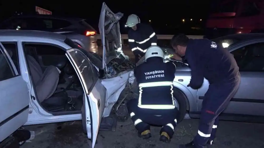 Trafikte korku dolu anlar, bir anda araç üzerlerine uçtu: 3'ü ağır 4 yaralı