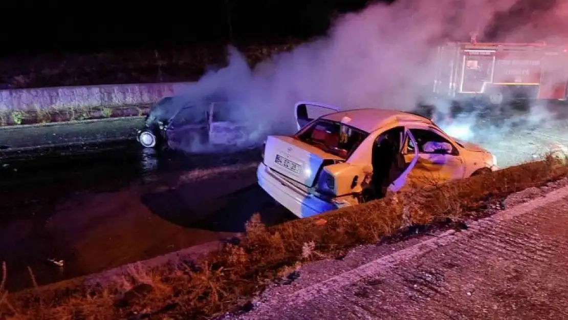 Kazaya karışan otomobil alev aldı: 2 ölü