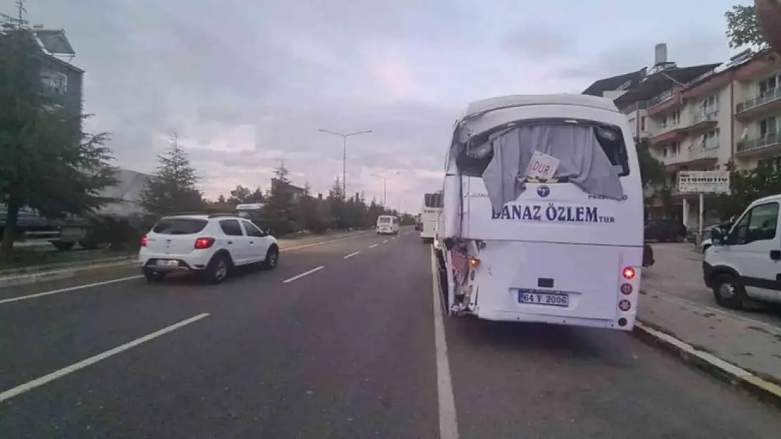 Şoförü uyuduğu iddia edilen otobüs minibüse çarptı: 3 yaralı