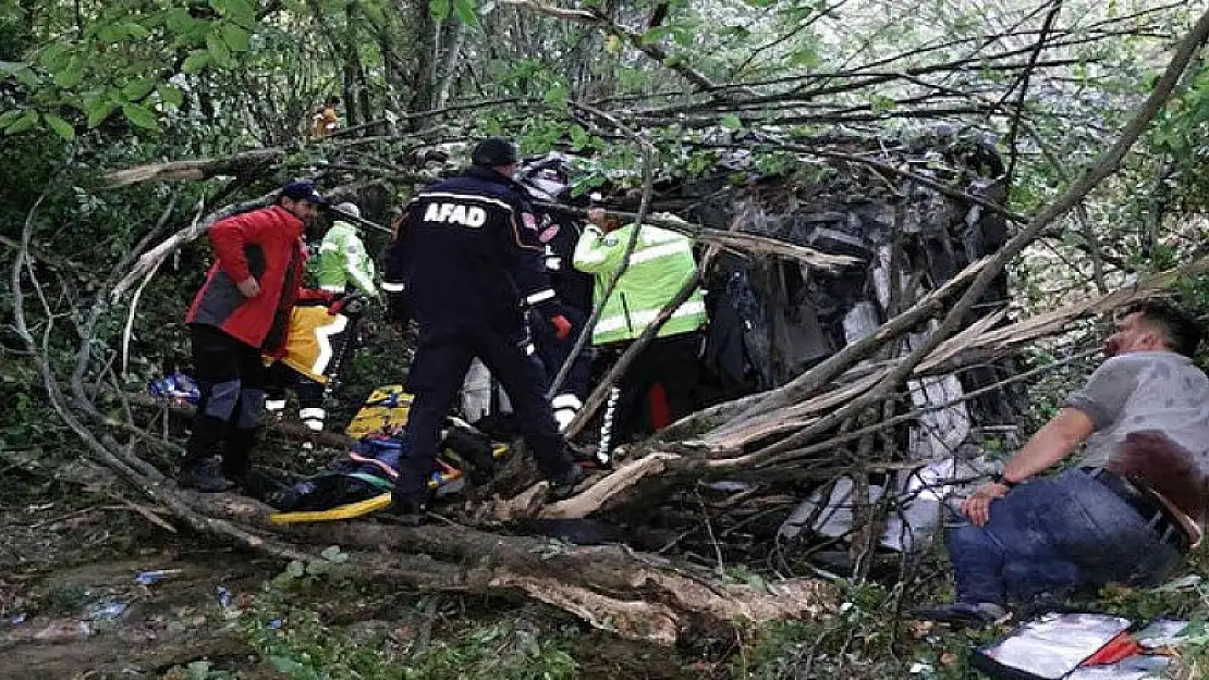 Uçuruma devrilen yolcu otobüsündeki 2 kişi öldü, 14 kişi yaralandı