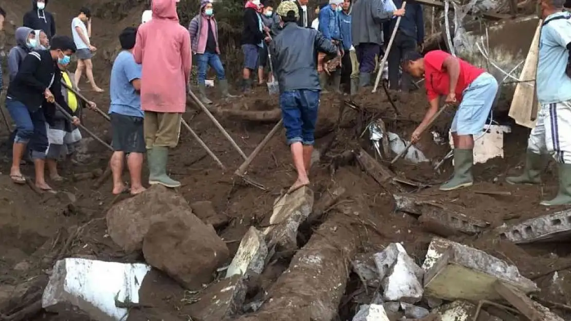 Endonezya'da 4.8 büyüklüğünde deprem: 3 ölü, 7 yaralı