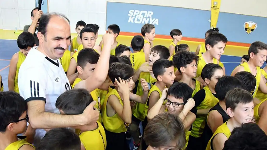 Başkan Altay Büyükşehir Belediyesporlu genç basketbolcularla buluştu