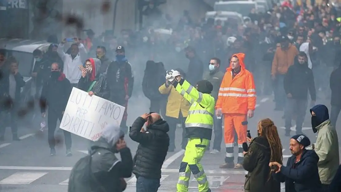 Korona önlemini protesto eden halk limanları ele geçirdi!