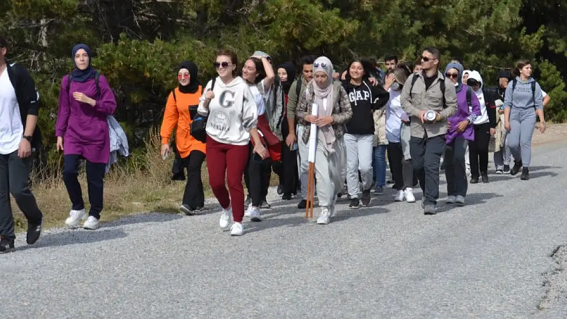 Selçuk Üniversitesi Fen Fakültesi Çekirgeler Tabiat ve Kültür Bilimi Topluluğu ormanda çöp topladı