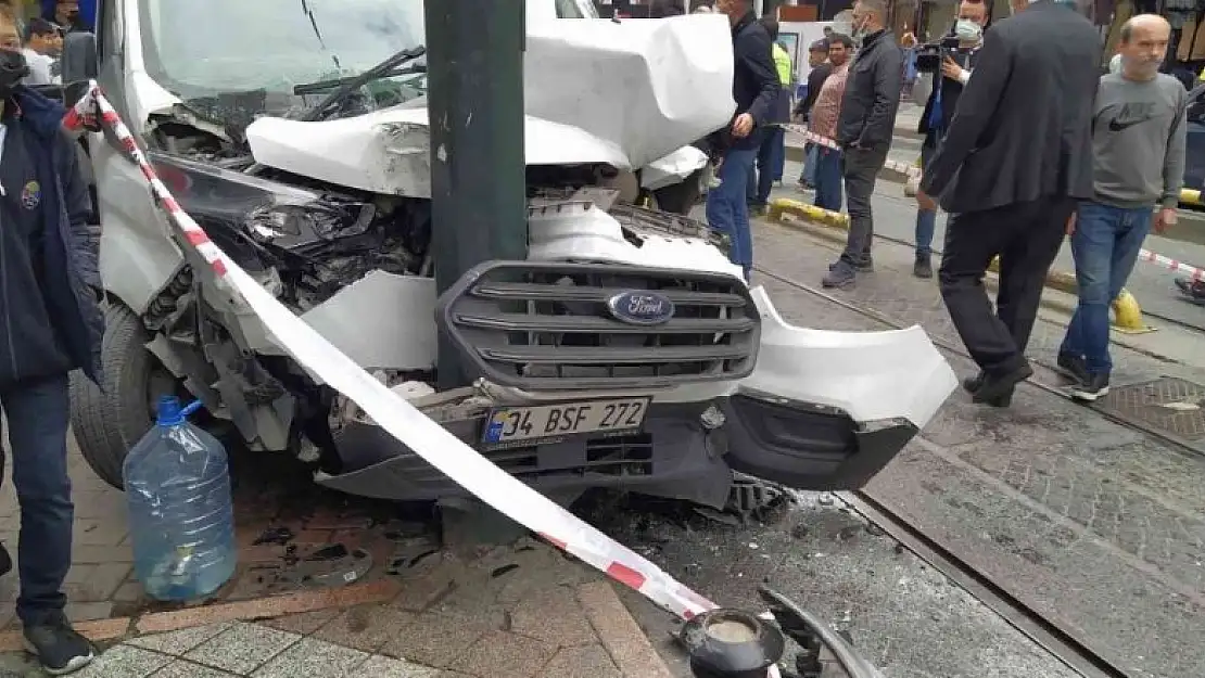 Tramvay yoluna girmeye çalışan araçla tramvay çarpıştı: Kaza anı kamerada