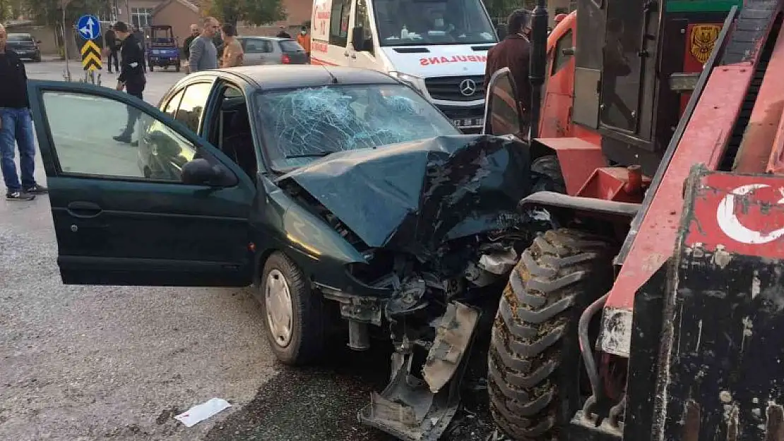 Konya'da otomobil ile forklift çarpıştı: 2 kişi araçta sıkıştı