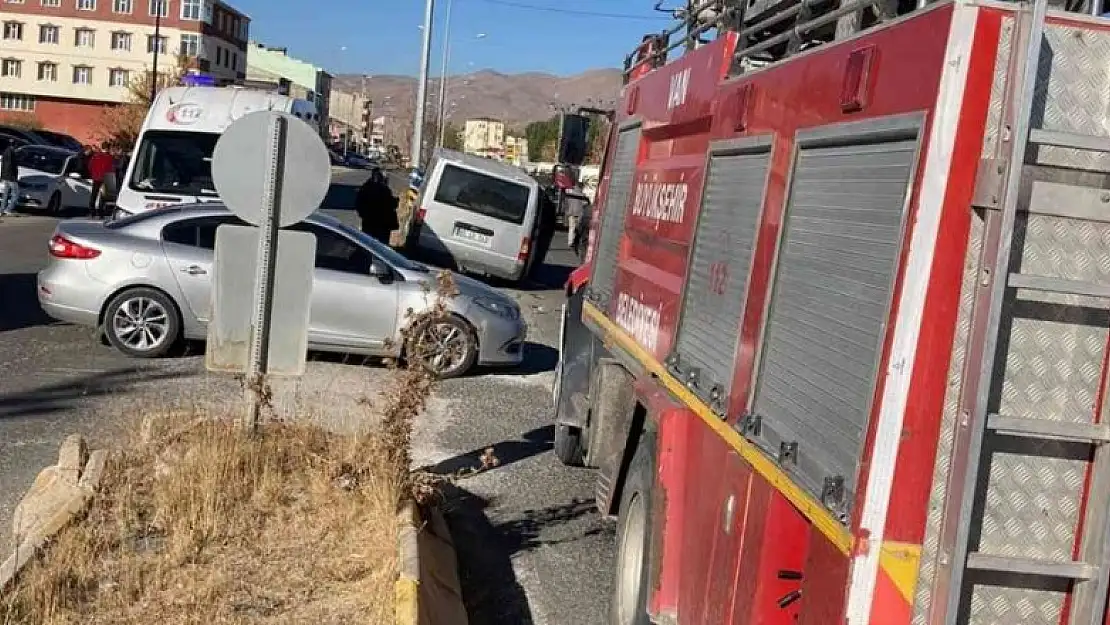 Van'da kamyonetle minibüs çarpıştı: 4 yaralı