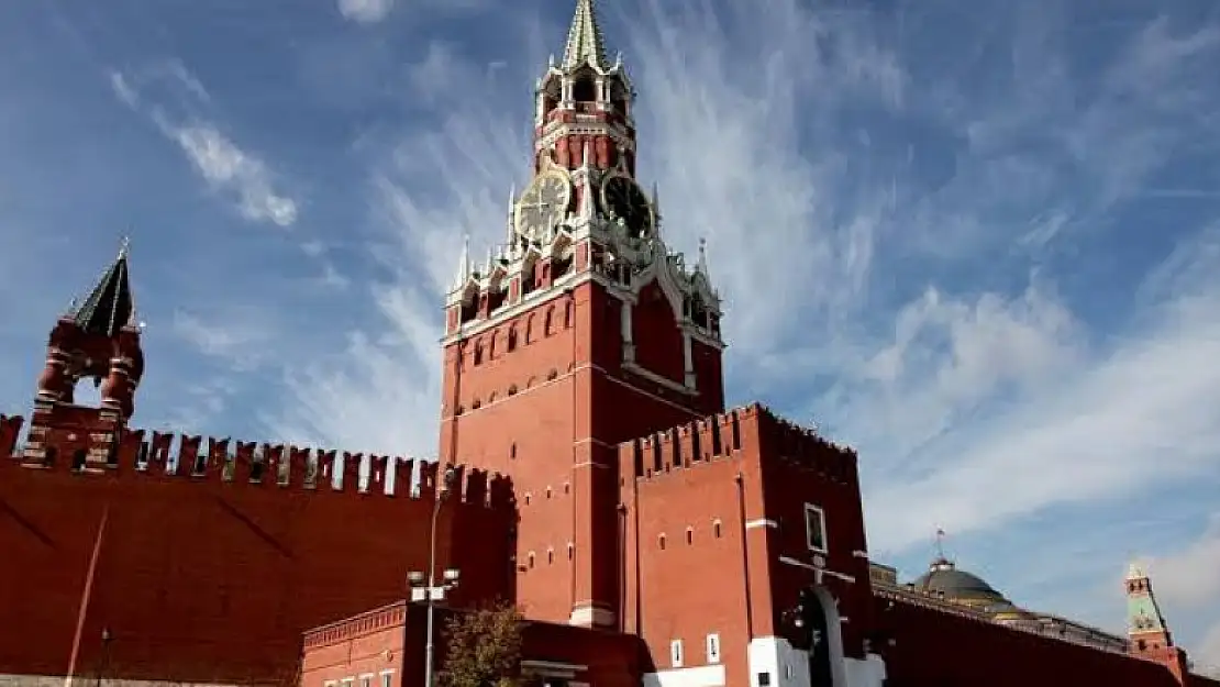 Kremlin'in burcunu yıktı, Kızıl Meydan ziyarete kapatıldı