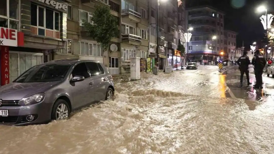 Gece yarısı patlayan su borusu şehrin altını üstüne getirdi