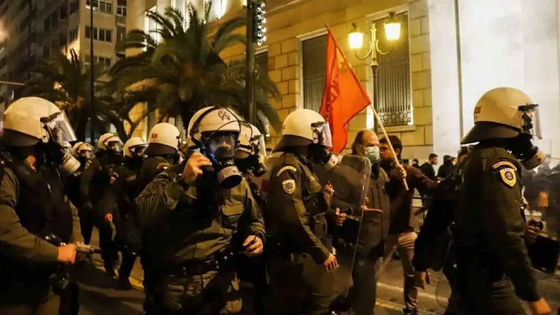 Yunanistan'da polis şiddetine karşı halk sokaklara döküldü