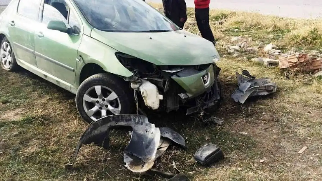 Konya'da otomobil telefon direğine çarptı: 1 yaralı