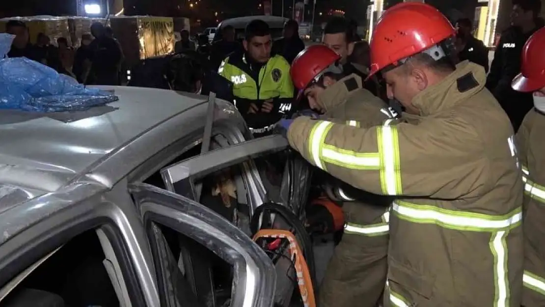 Emniyet şeridini kullanan alkollü sürücü tıra çarptı: 1'i polis, 3 yaralı