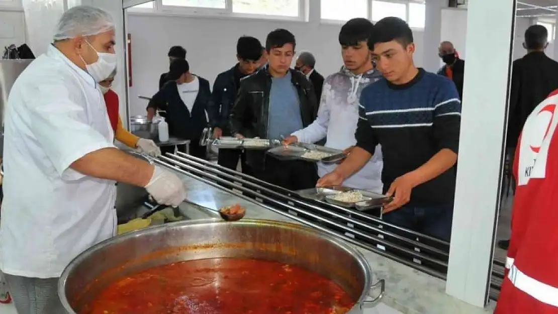 İlçe protokolü aşevinde öğrencilerle birlikte yemek yedi